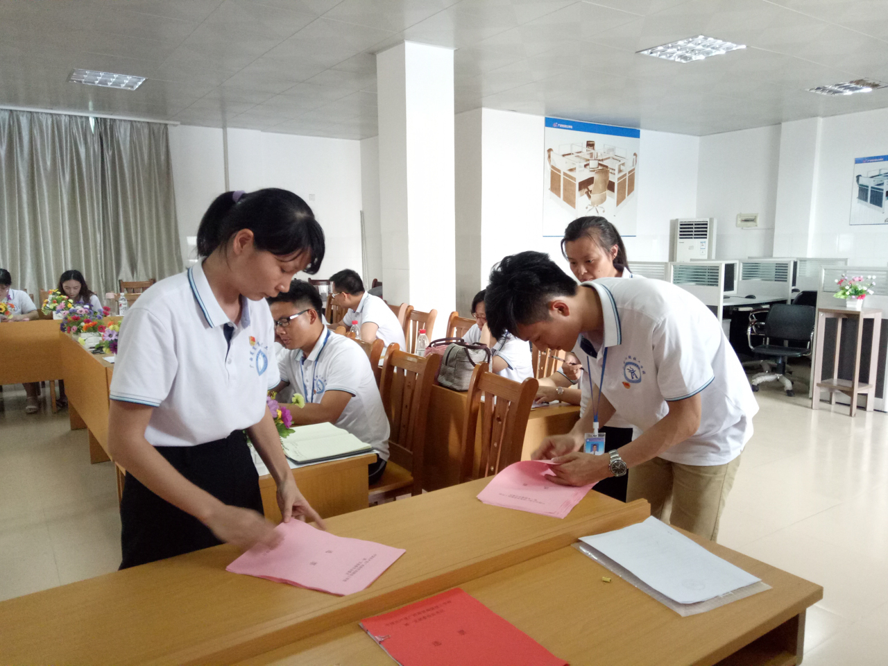 5、工作人员清点分发选票.jpg
