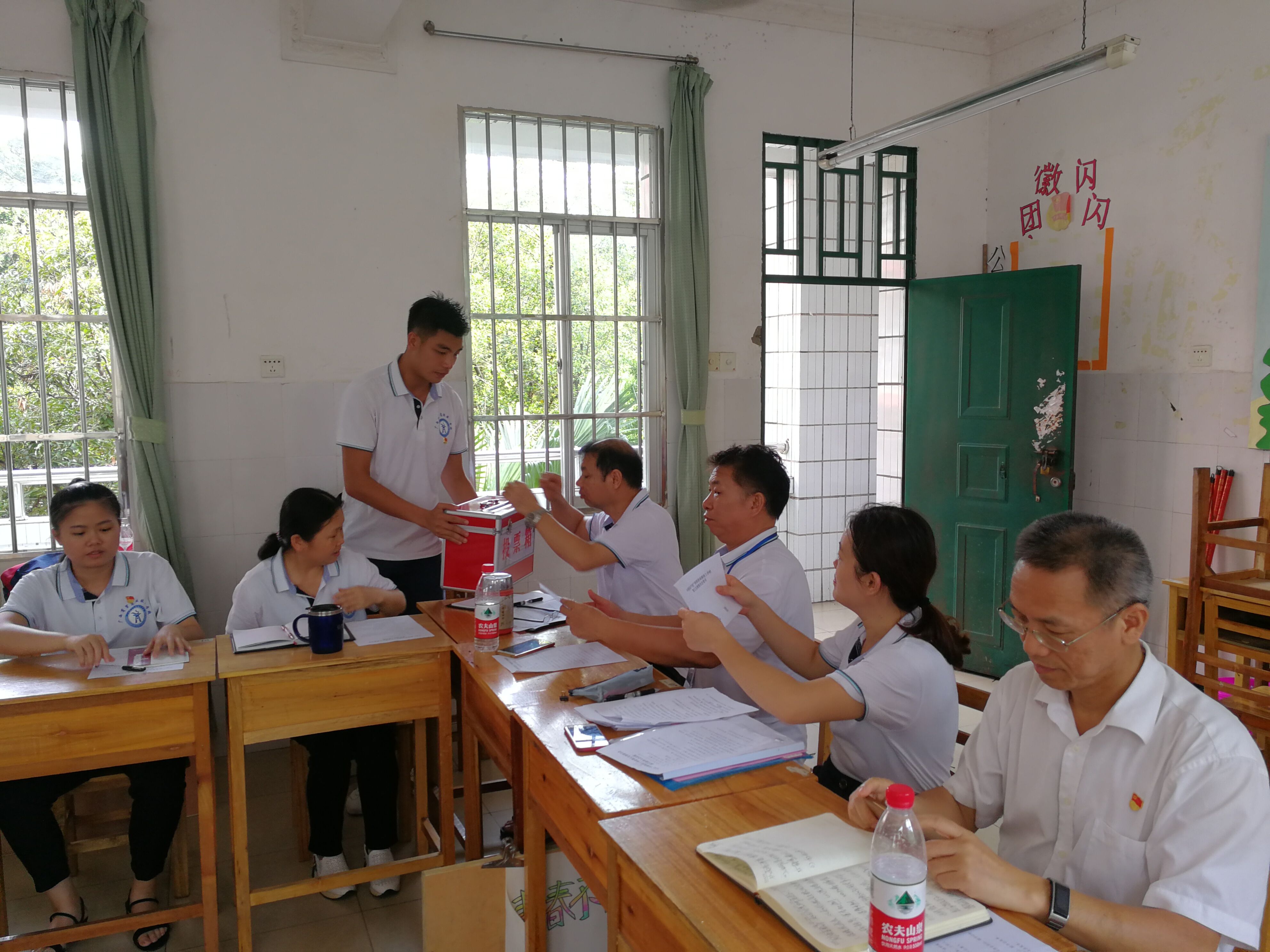 工作人员收回选票.jpg
