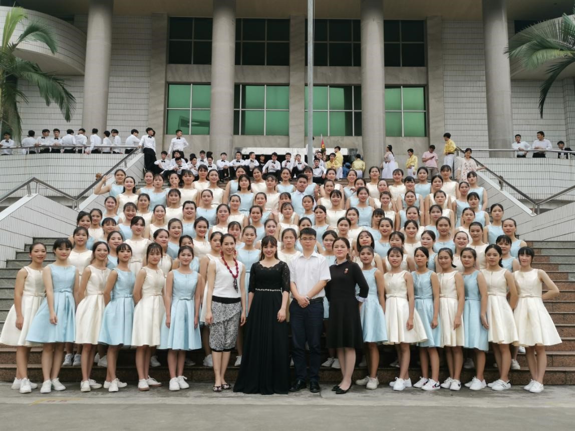 2合唱比赛选手与指导老师合影.jpg