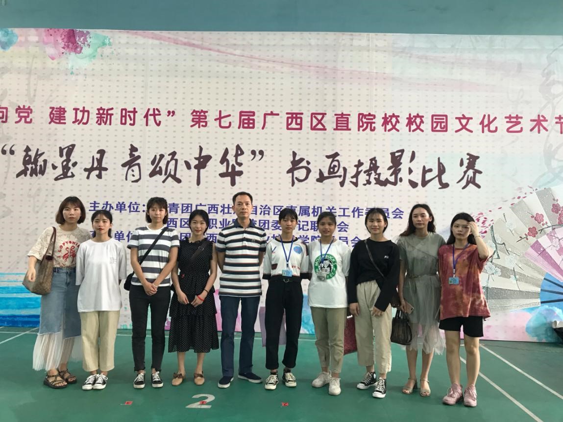 3书法比赛选手与指导老师合影.jpg