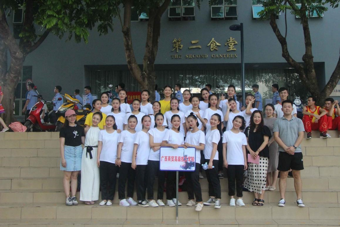 8舞蹈比赛选手与指导老师合影.jpg