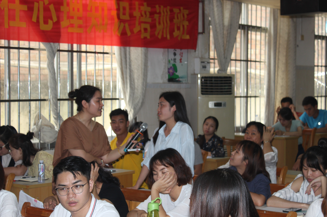 班主任与罗老师课堂互动1.jpg