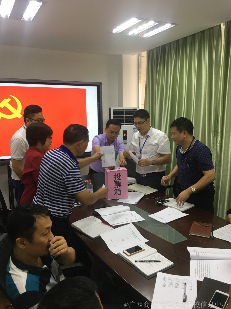 党员同志对新一届支委进行投票.jpg