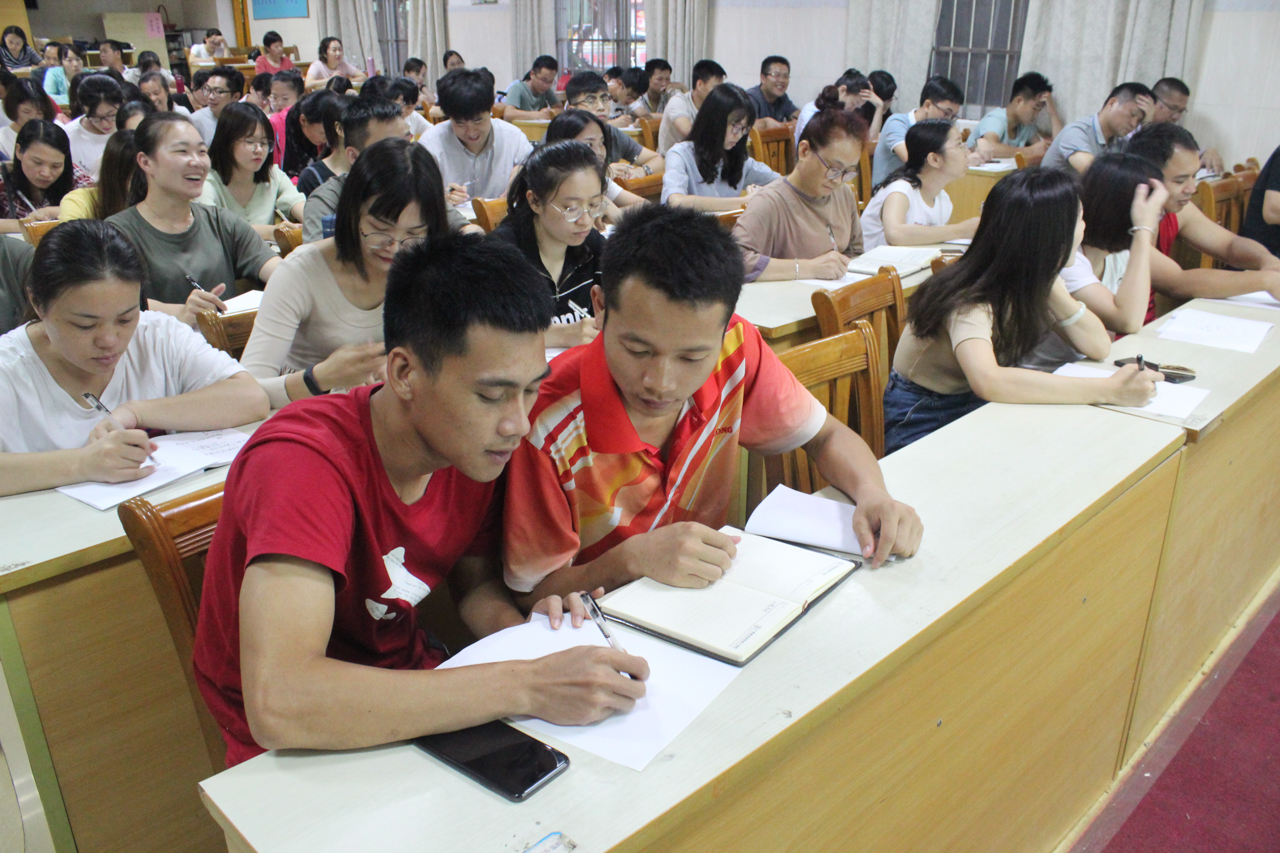 班主任们讨论学习心得.jpg