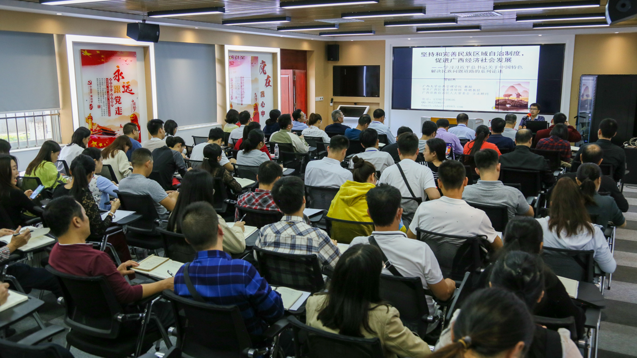 5在职党员、发展对象和入党积极分子认真学习党课.jpg