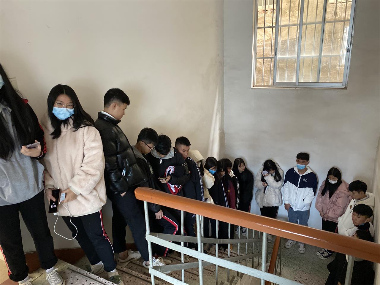 01学生有序排队等待考试.JPG
