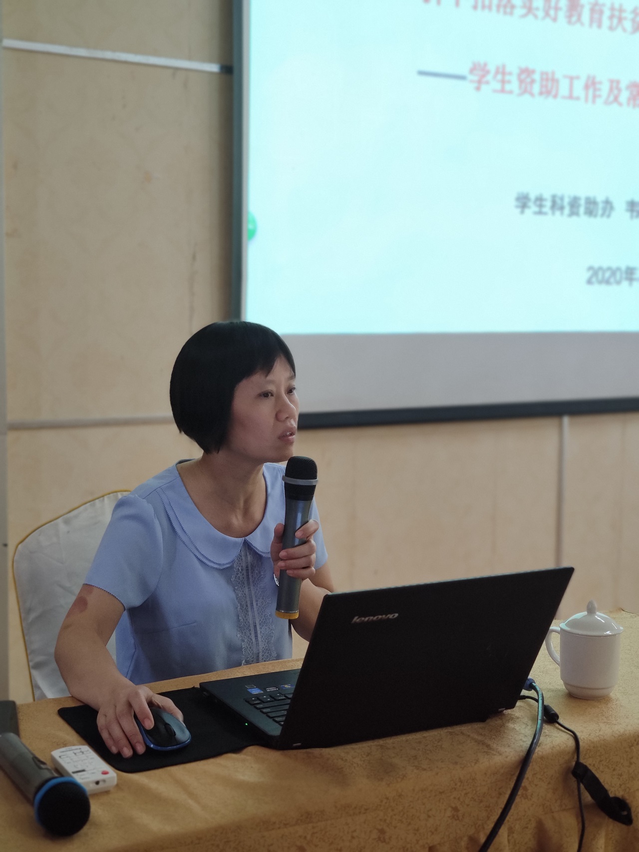 3 学生科副科长韦军英在授课.jpg