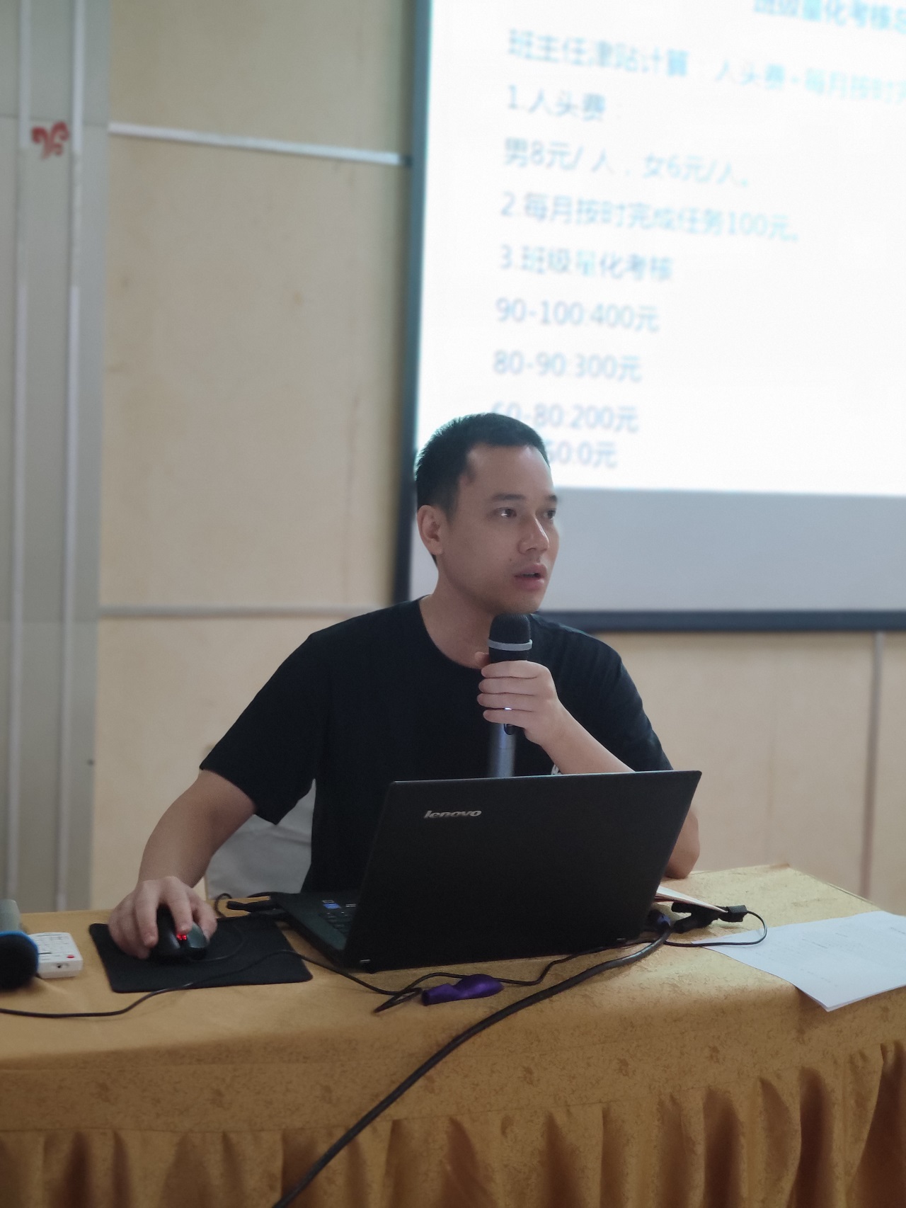 1 学生科副科长覃金德在授课.jpg