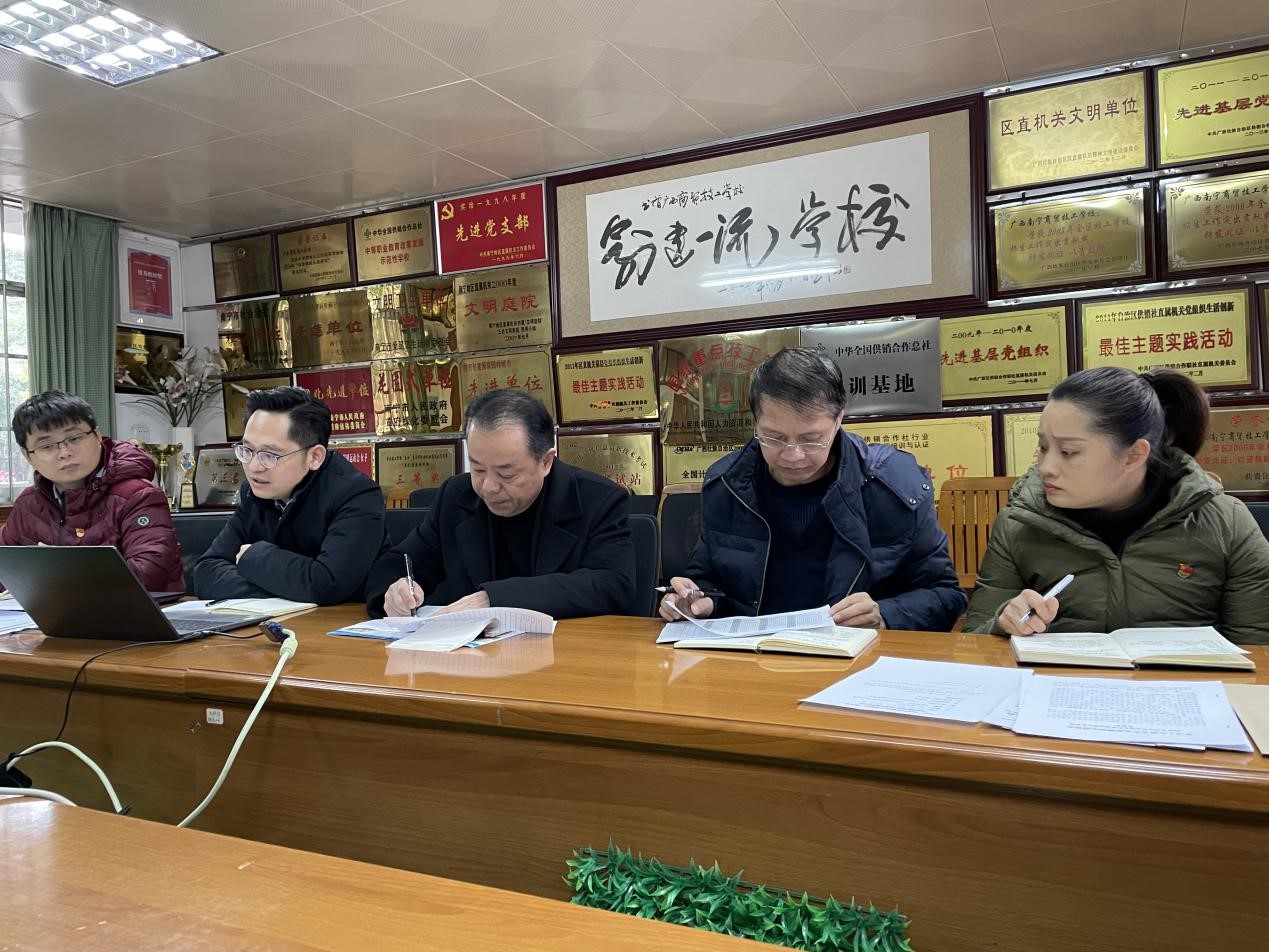 党员同志在谈心得体会.jpg