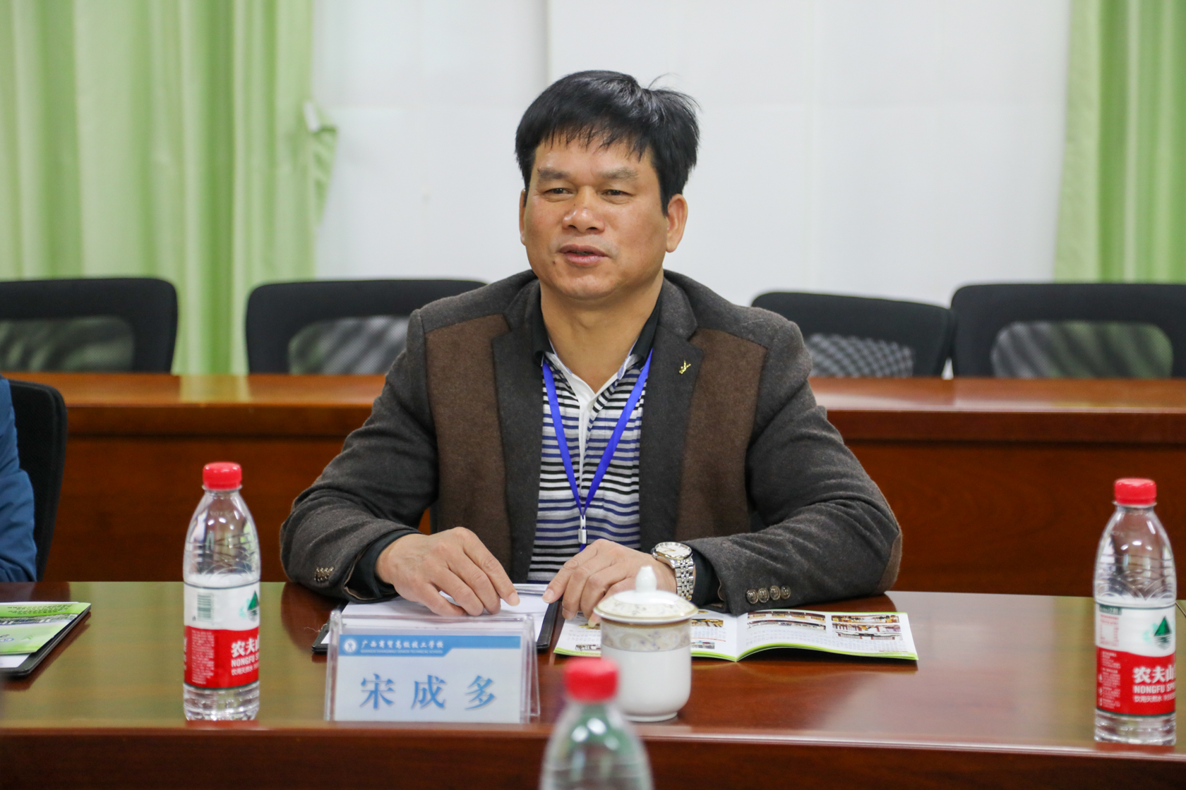 校长宋成多介绍学校基本情况中昊智达控股集团有限公司调研组刘洋发言