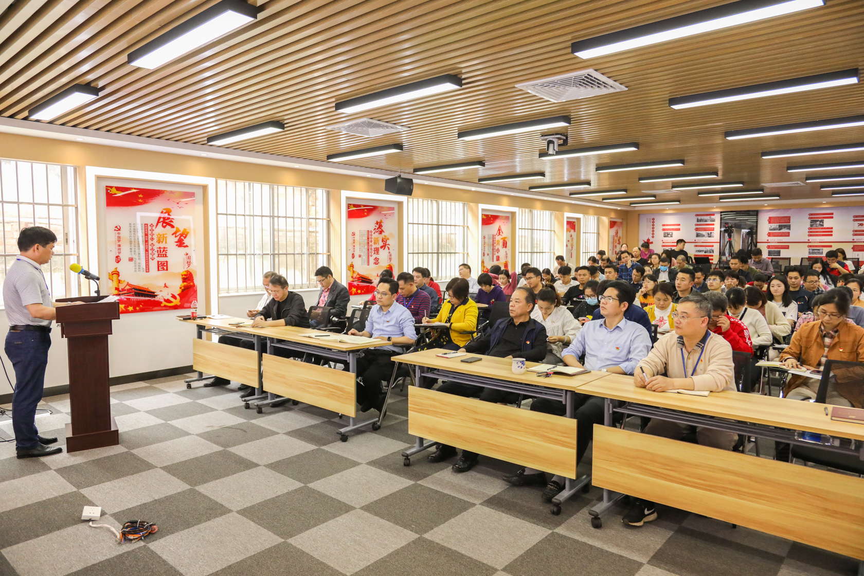 4.  全体在职党员、发展对象和入党积极分子认真学习党课.jpg