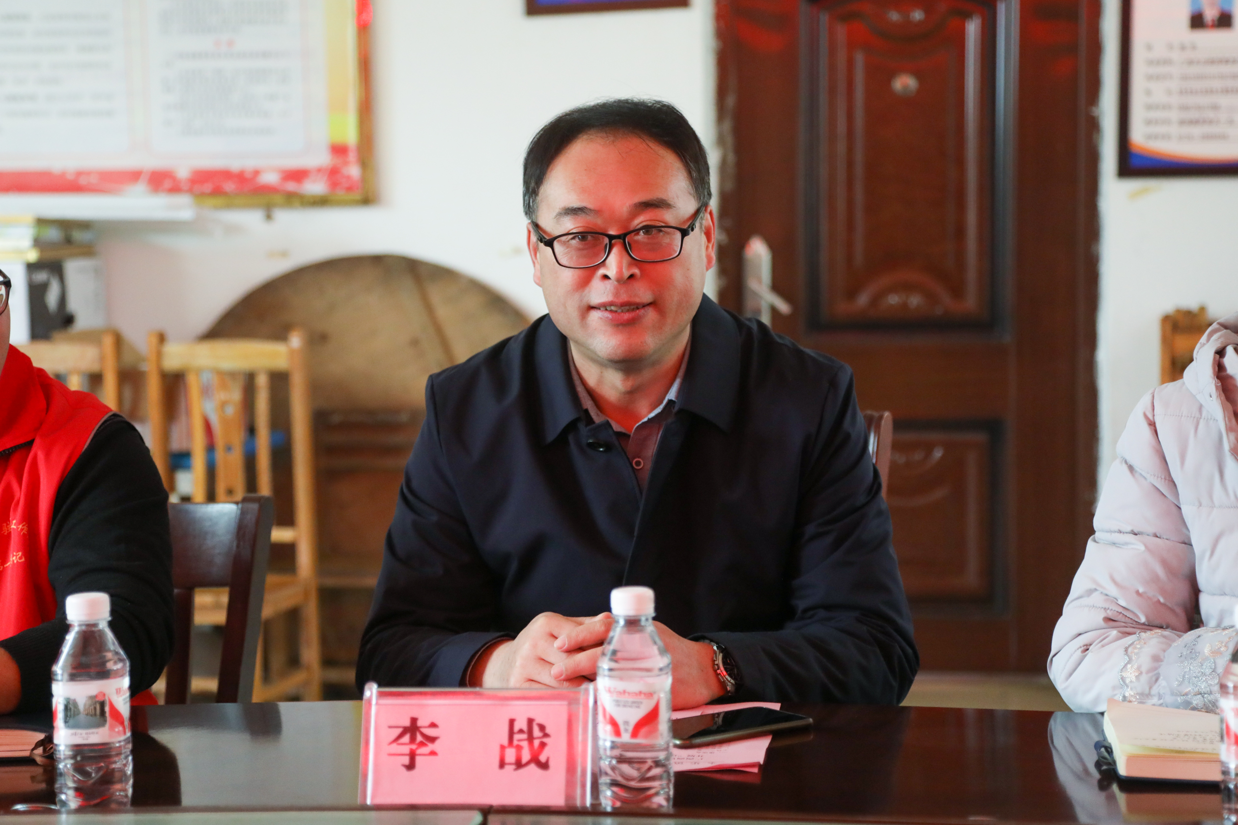 右江区委常委,政府副区长李战发表讲话学校党委书记,校长宋成多对驻村