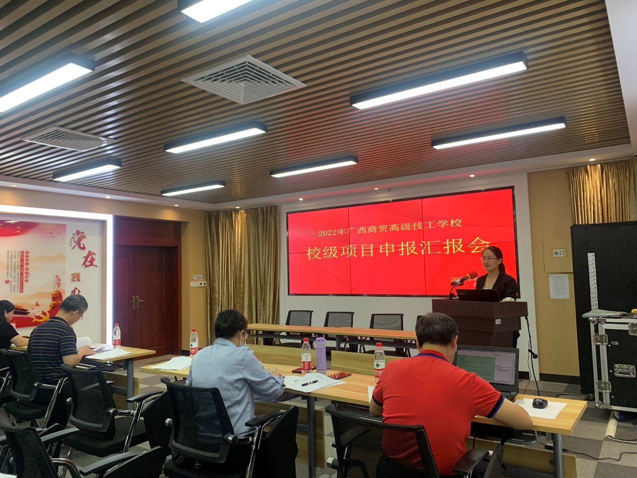 餐厅里的人们

中度可信度描述已自动生成