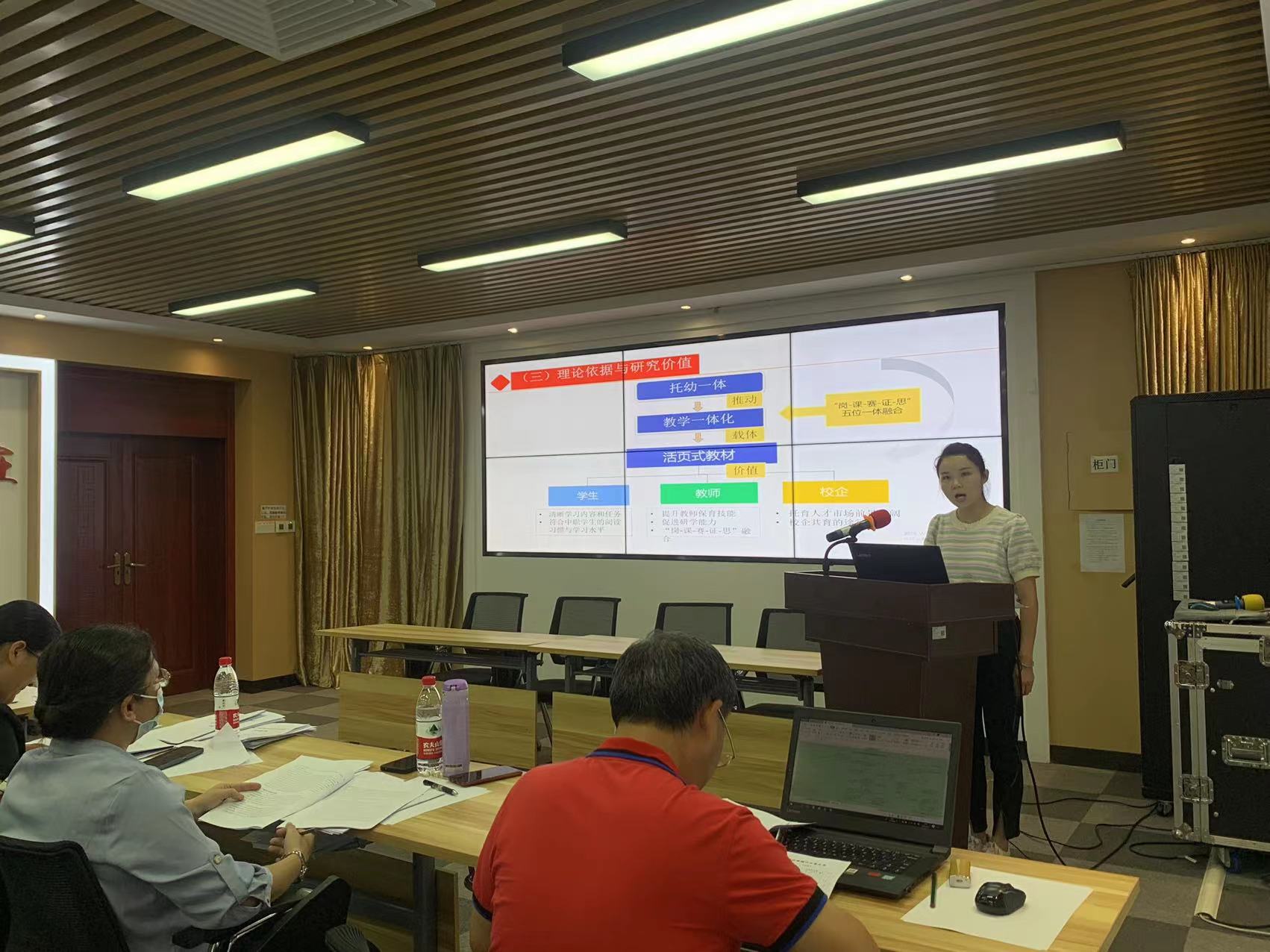 人们在看台上的人在房间里

中度可信度描述已自动生成