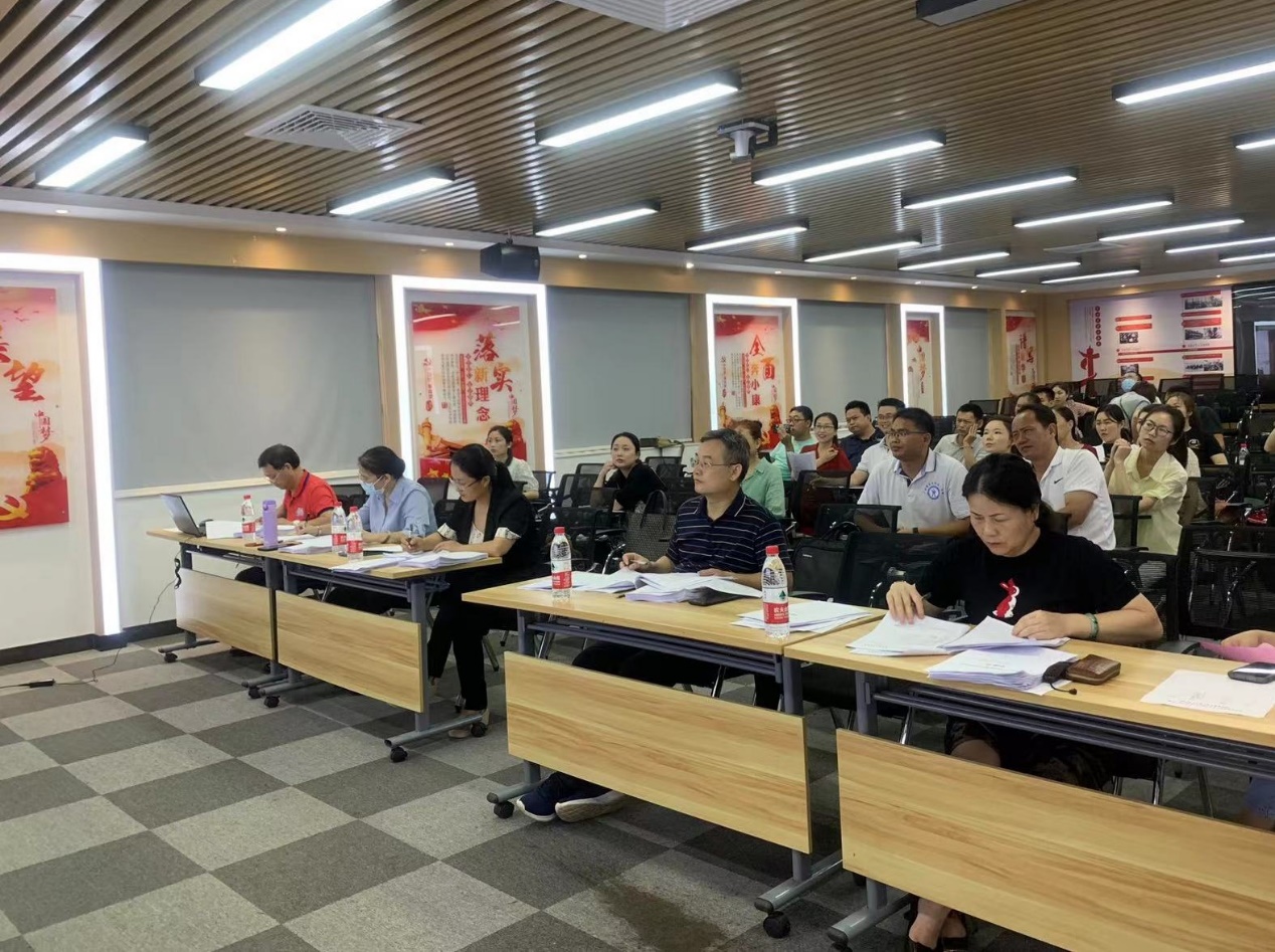 人们在厨房里

描述已自动生成