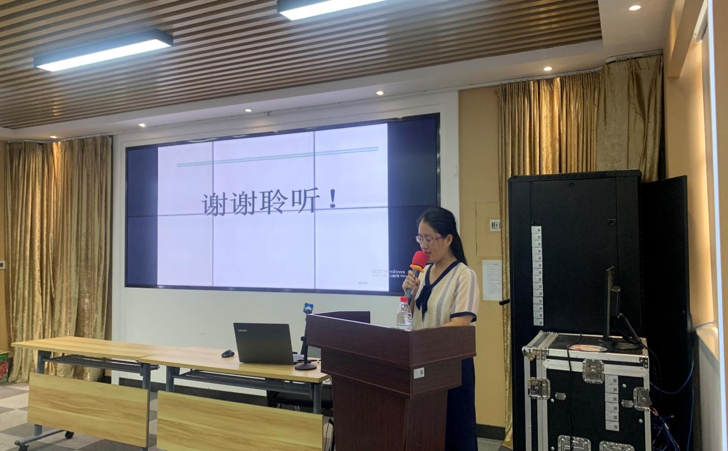 房间里的电视
中度可信度描述已自动生成