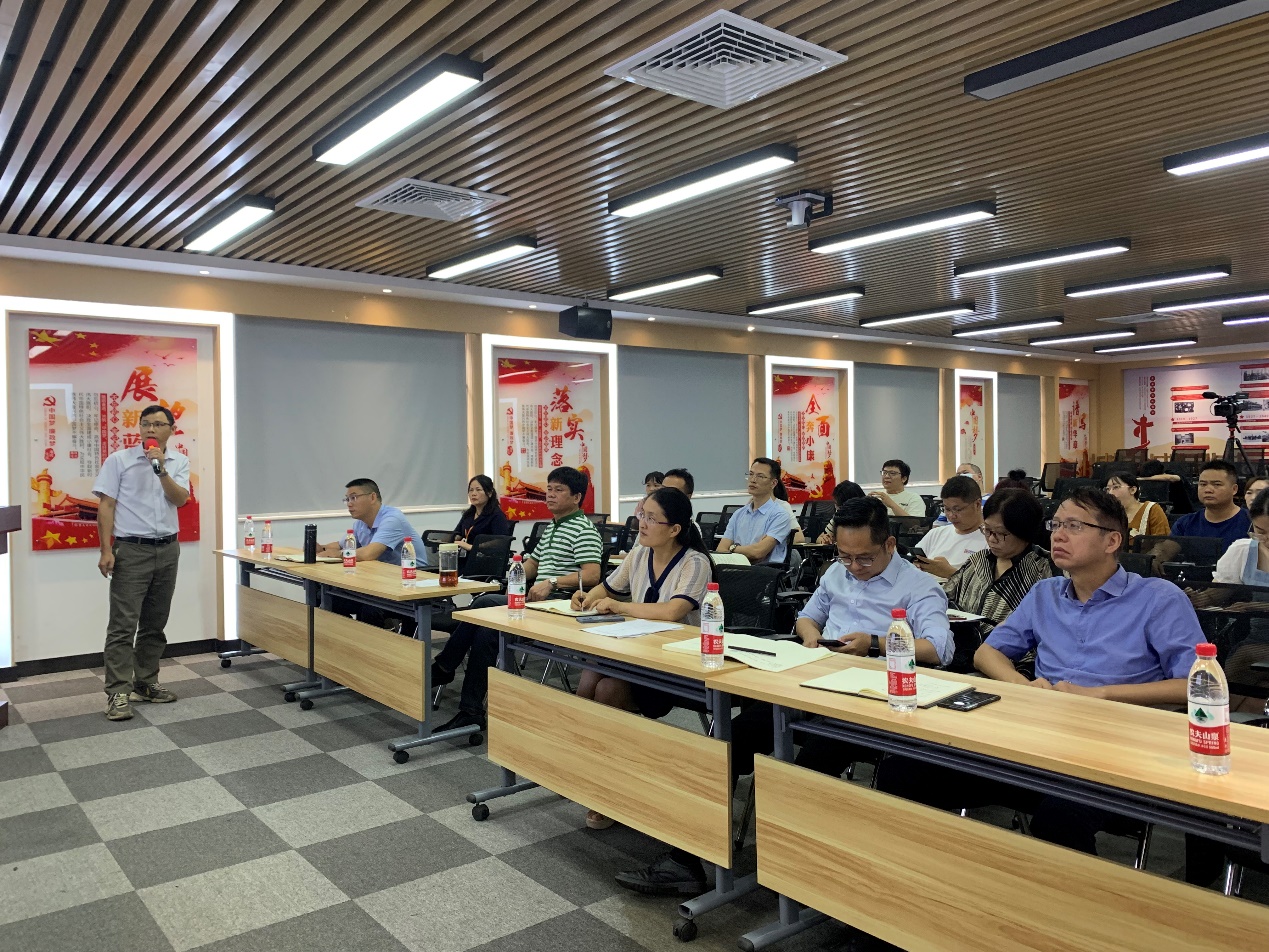 人们在厨房里
描述已自动生成