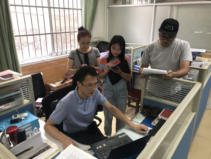 图片包含 室内, 窗户, 男人, 桌子

描述已自动生成