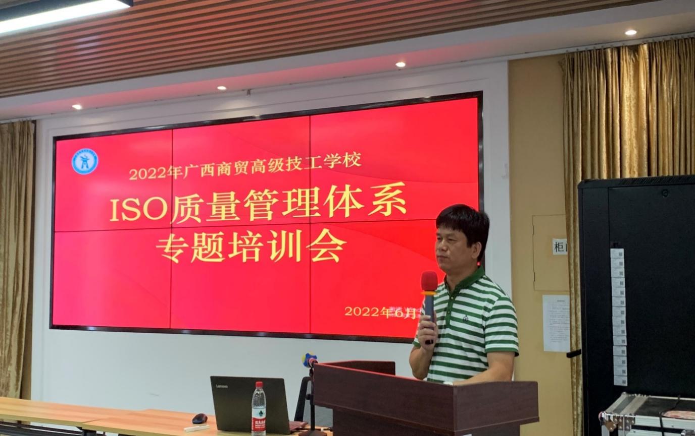 人站在电视前
中度可信度描述已自动生成