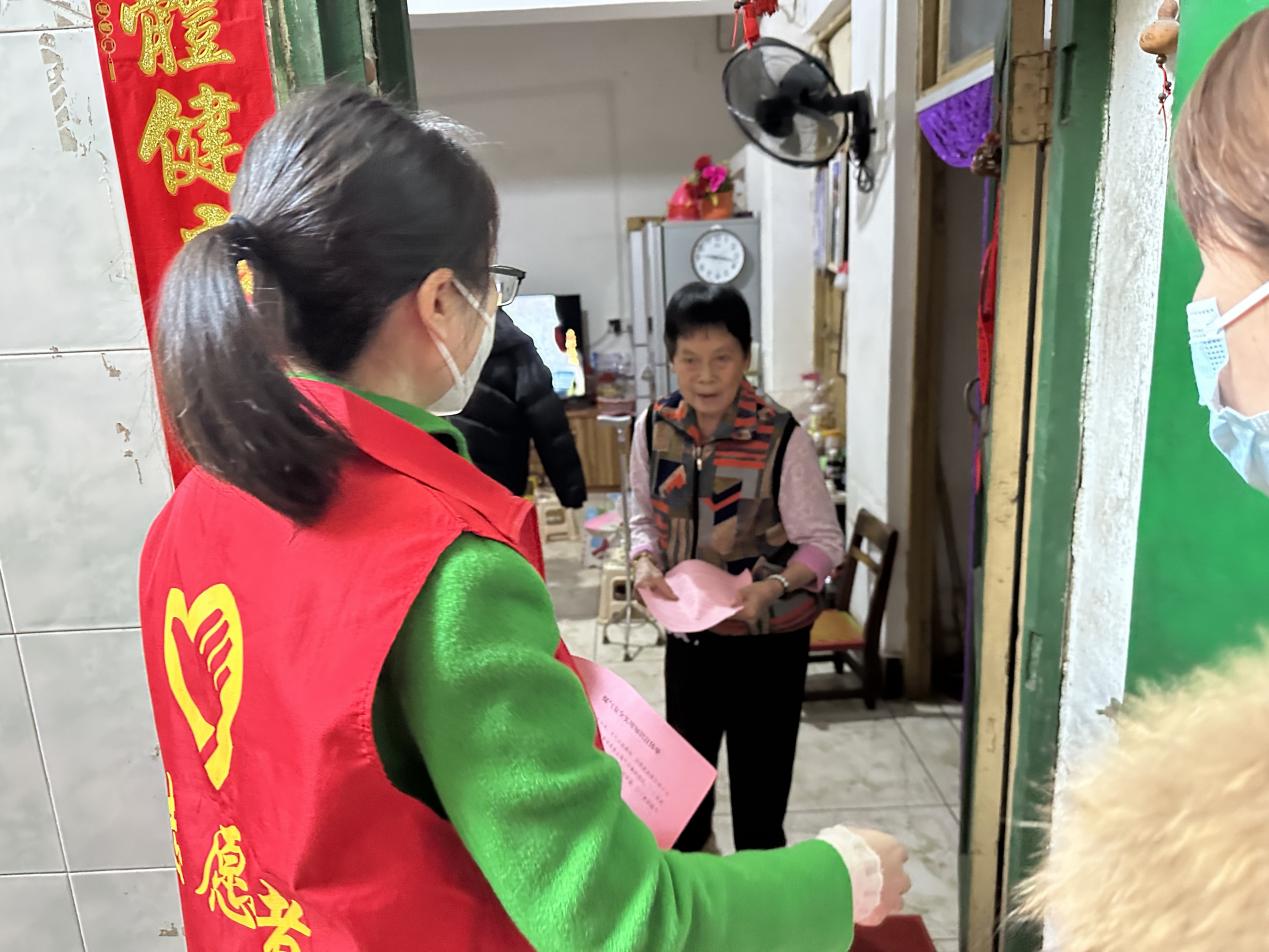 党员志愿者正在给教职工讲解煤气安全使用常识（2）