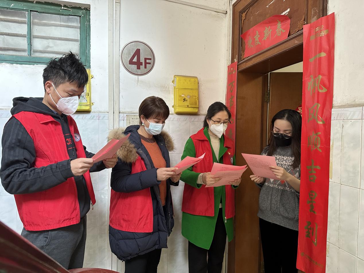 党员志愿者正在给教职工讲解煤气安全使用常识（1）