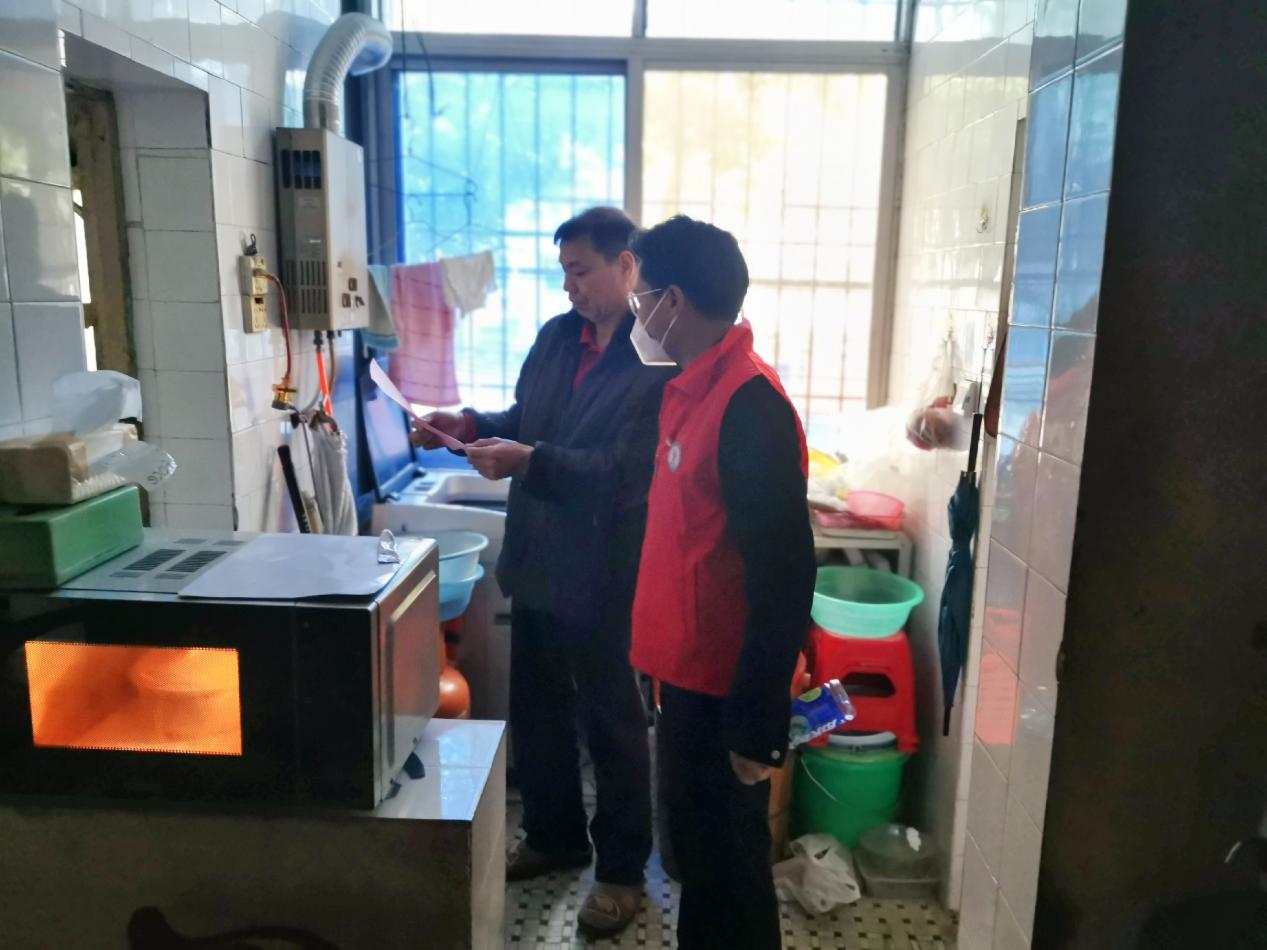 党员志愿者正在给教职工讲解煤气安全使用常识（3）