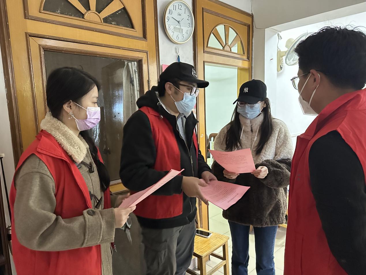 党员志愿者正在给教职工讲解煤气安全使用常识（4）