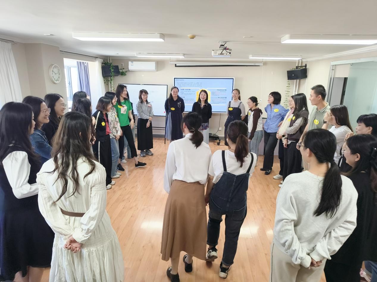 高亚娟老师带领教师体验社会计量的运用