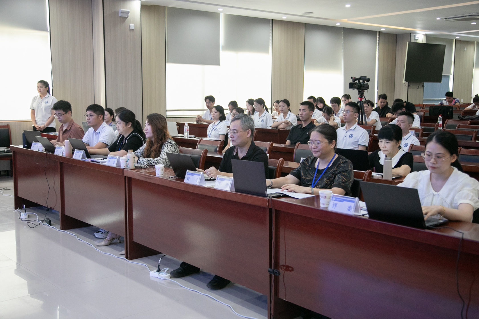 2.评委老师认真打分.jpg
